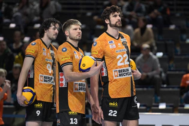 31.01.2026, xlakx, Volleyball 1.Bundesliga Herren, BR Volleys - FT 1844 Freiburg v.l. Nolan Flexen (BR Volleys), Ruben Schott (BR Volleys), Jake Hanes (BR Volleys) Spielsituation Berlin
