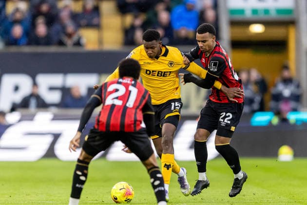 Wolverhampton Wanderers v Bournemouth, Premier League Wolverhampton Wanderers defender Yerson Mosquera (15) battles for possession woth Bournemouth forward Eli Junior Kroupi (22) during the Premier League match between Wolverhampton Wanderers and Bournemouth at Molineux, Wolverhampton, UK on 31 January 2026. Wolverhampton Molineux West Midlands UK Editorial use only DataCo restrictions apply See www.football-dataco.com , Copyright: xManjitxNarotrax PSI-23661-0029