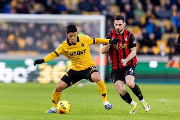 Wolverhampton Wanderers v Bournemouth, Premier League Wolverhampton Wanderers forward Hwang Hee-Chan (11) battles for possession with Bournemouth midfielder Lewis Cook (4) during the Premier League match between Wolverhampton Wanderers and Bournemouth at Molineux, Wolverhampton, UK on 31 January 2026. Wolverhampton Molineux West Midlands UK Editorial use only DataCo restrictions apply See www.football-dataco.com , Copyright: xManjitxNarotrax PSI-23661-0031