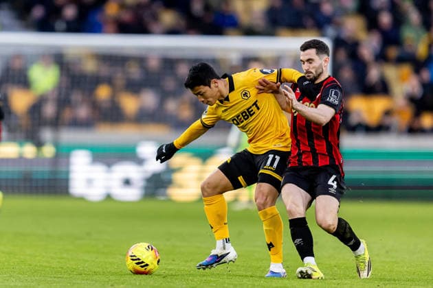Wolverhampton Wanderers v Bournemouth, Premier League Wolverhampton Wanderers forward Hwang Hee-Chan (11) battles for possession with Bournemouth midfielder Lewis Cook (4) during the Premier League match between Wolverhampton Wanderers and Bournemouth at Molineux, Wolverhampton, UK on 31 January 2026. Wolverhampton Molineux West Midlands UK Editorial use only DataCo restrictions apply See www.football-dataco.com , Copyright: xManjitxNarotrax PSI-23661-0032