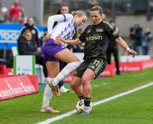 Frauenfussball in Essen ** NUR FÜR REDAKTIONELLE ZWECKE ** EDITORIAL USE ONLY **<p>Lany Mia Bäcker von der SGS Essen im Spiel gegen Dina Sophia Orschmann vom 1. FC Union Berlin. Das Spiel SGS Essen gegen 1. FC Union Berlin endete am 31.01. 2026 mit X:X im Stadion Essen an der Hafenstraße 97a. Michael Gohl FUNKE Foto Services< p> Deutschland Nordrhein-Westfalen Essen Copyright: MichaelxGohl