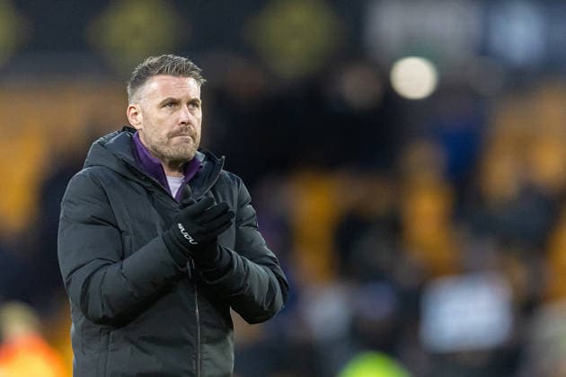 Wolverhampton Wanderers v Bournemouth, Premier League Wolverhampton Wanderers Head Coach Rob Edwards applauds fans after the Premier League match between Wolverhampton Wanderers and Bournemouth at Molineux, Wolverhampton, UK on 31 January 2026. Wolverhampton Molineux West Midlands UK Editorial use only DataCo restrictions apply See www.football-dataco.com , Copyright: xManjitxNarotrax PSI-23661-0044