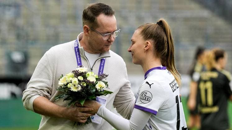 Frauenfussball in Essen ** NUR FÜR REDAKTIONELLE ZWECKE ** EDITORIAL USE ONLY **<p>Maike Berentzen von der SGS Essen wurde von Florian Zeutschler geehrt. Das Spiel SGS Essen gegen 1. FC Union Berlin endete am 31.01. 2026 mit X:X im Stadion Essen an der Hafenstraße 97a. Michael Gohl FUNKE Foto Services< p> Deutschland Nordrhein-Westfalen Essen Copyright: MichaelxGohl