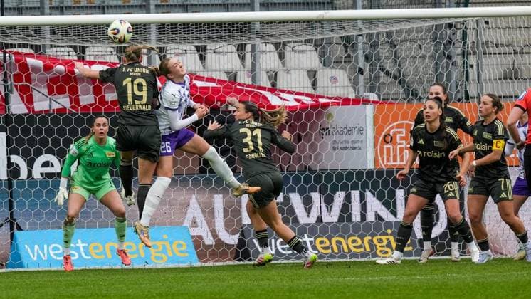 Frauenfussball in Essen ** NUR FÜR REDAKTIONELLE ZWECKE ** EDITORIAL USE ONLY **<p>Lany Mia Bäcker von der SGS Essen im Spiel gegen Samantha Steuerwald vom 1. FC Union Berlin. Das Spiel SGS Essen gegen 1. FC Union Berlin endete am 31.01. 2026 mit X:X im Stadion Essen an der Hafenstraße 97a. Michael Gohl FUNKE Foto Services< p> Deutschland Nordrhein-Westfalen Essen Copyright: MichaelxGohl