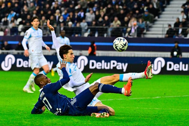 FOOTBALL : Paris FC vs Marseille - Ligue 1 - 31 01 2026 Adama CAMARA ( 17 - PFC ) and NAYEF AGUERD ( 21 - Olympique Marseille ) during the Ligue 1 match between Paris FC and Olympique de Marseille at Stade Jean Bouin on January 31, 2026 in Paris, France. ( Photo by Federico Pestellini PsnewZ ) - ParisFrance  Copyright: xFedericoxPestellinix