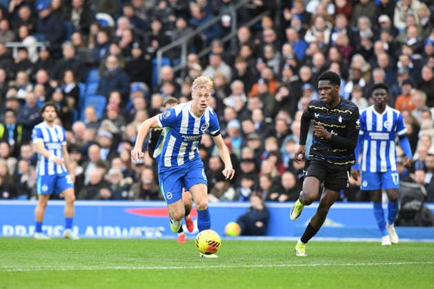 Brighton and Hove Albion v Everton, Premier League Jan Paul van Hecke Defender of Brighton and Hove Albion runs with the ball tracked by Thierno Barry Forward of Everton FC during the Premier League match between Brighton and Hove Albion and Everton at the American Express Stadium, Brighton and Hove, UK on 31 January 2026. Brighton and Hove American Express Stadium East Sussex UK Editorial use only DataCo restrictions apply See www.football-dataco.com , Copyright: xJeffxMoodx PSI-23658-0045