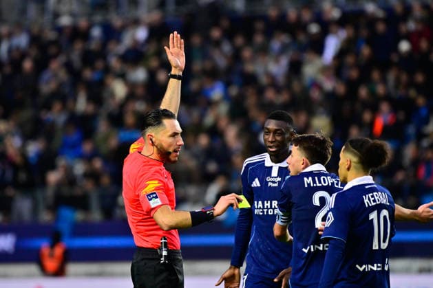 FOOTBALL : Paris FC vs Marseille - Ligue 1 - 31 01 2026 Maxime Lopez ( 21 - PFC ) talks with JEREMIE PIGNARD ( referee ) during the Ligue 1 match between Paris FC and Olympique de Marseille at Stade Jean Bouin on January 31, 2026 in Paris, France. ( Photo by Federico Pestellini PsnewZ ) - ParisFrance  Copyright: xFedericoxPestellinix