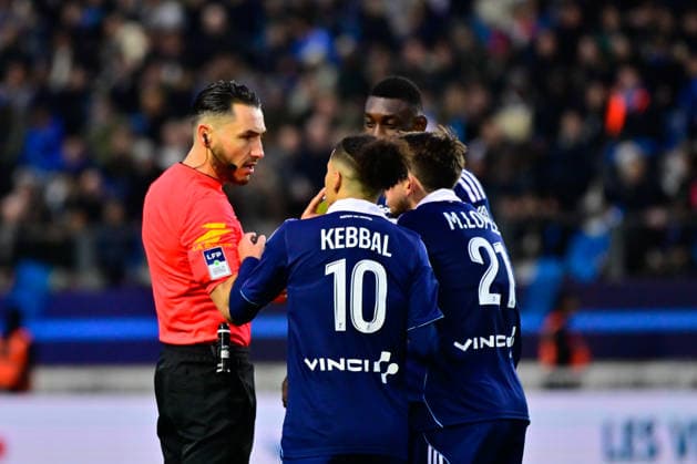 FOOTBALL : Paris FC vs Marseille - Ligue 1 - 31 01 2026 Maxime Lopez ( 21 - PFC ) talks with JEREMIE PIGNARD ( referee ) during the Ligue 1 match between Paris FC and Olympique de Marseille at Stade Jean Bouin on January 31, 2026 in Paris, France. ( Photo by Federico Pestellini PsnewZ ) - ParisFrance  Copyright: xFedericoxPestellinix