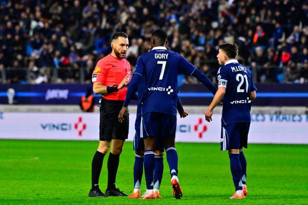FOOTBALL : Paris FC vs Marseille - Ligue 1 - 31 01 2026 Maxime Lopez ( 21 - PFC ) talks with JEREMIE PIGNARD ( referee ) during the Ligue 1 match between Paris FC and Olympique de Marseille at Stade Jean Bouin on January 31, 2026 in Paris, France. ( Photo by Federico Pestellini PsnewZ ) - ParisFrance  Copyright: xFedericoxPestellinix