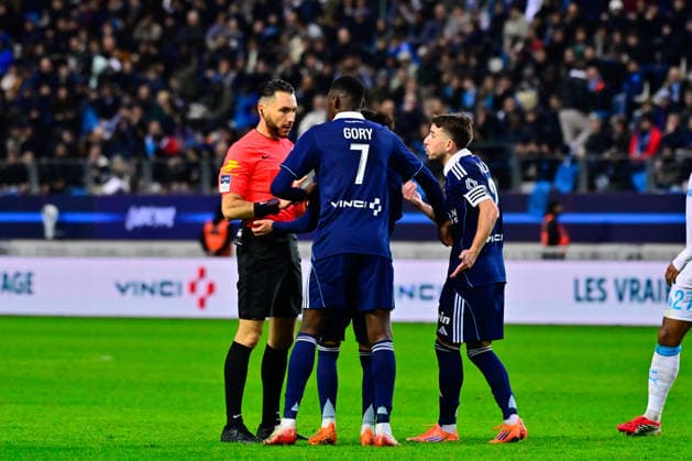 FOOTBALL : Paris FC vs Marseille - Ligue 1 - 31 01 2026 Maxime Lopez ( 21 - PFC ) talks with JEREMIE PIGNARD ( referee ) during the Ligue 1 match between Paris FC and Olympique de Marseille at Stade Jean Bouin on January 31, 2026 in Paris, France. ( Photo by Federico Pestellini PsnewZ ) - ParisFrance  Copyright: xFedericoxPestellinix
