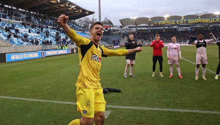 31.01.2026, Fussball, Herren, 3. Liga, Saison 2025 2026, 1. FC Saarbrücken - VfL Osnabrück, Die Mannschaft des VfL Osnabrück feiert nach dem Spiel mit den mitgereisten Fans, Schlussjubel, Lukas Jonsson (VfL Osnabrück) Saarbrücken Ludwigsparkstadion Saarland Deutschland (DEU) *** 31 01 2026, Football, Men, 3 League, Season 2025 2026, 1 FC Saarbrücken VfL Osnabrück, The VfL Osnabrück team celebrates with the fans after the match, Final cheer, Lukas Jonsson VfL Osnabrück Saarbrücken Ludwigsparkstadion Saarland Germany DEU Copyright: xFabianxKleerx