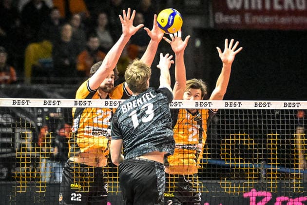 31.01.2026, xlakx, Volleyball 1.Bundesliga Herren, BR Volleys - FT 1844 Freiburg v.l.Jake Hanes (BR Volleys), Jannik Brentel (FT 1844 Freiburg), Matthew Knigge (BR Volleys) Block Berlin