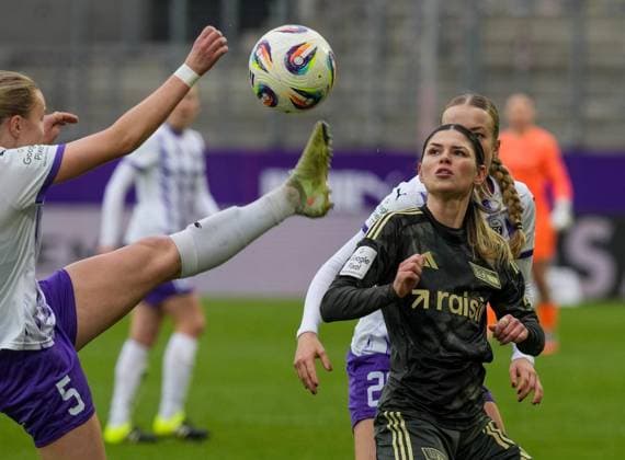 Frauenfussball in Essen ** NUR FÜR REDAKTIONELLE ZWECKE ** EDITORIAL USE ONLY **<p>Paula Flach und Lany Mia Bäcker von der SGS Essen im Spiel gegen Eileen Michelle Campbell vom 1. FC Union Berlin. Das Spiel SGS Essen gegen 1. FC Union Berlin endete am 31.01. 2026 mit 2:4 im Stadion Essen an der Hafenstraße 97a. Michael Gohl FUNKE Foto Services< p> Deutschland Nordrhein-Westfalen Essen Copyright: MichaelxGohl