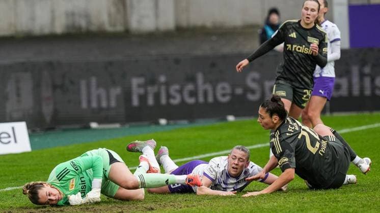Frauenfussball in Essen ** NUR FÜR REDAKTIONELLE ZWECKE ** EDITORIAL USE ONLY **<p>Ramona Maier von der SGS Essen im Spiel gegen Cara Bösl und Amber Tysiak vom 1. FC Union Berlin. Das Spiel SGS Essen gegen 1. FC Union Berlin endete am 31.01. 2026 mit 2:4 im Stadion Essen an der Hafenstraße 97a. Michael Gohl FUNKE Foto Services< p> Deutschland Nordrhein-Westfalen Essen Copyright: MichaelxGohl
