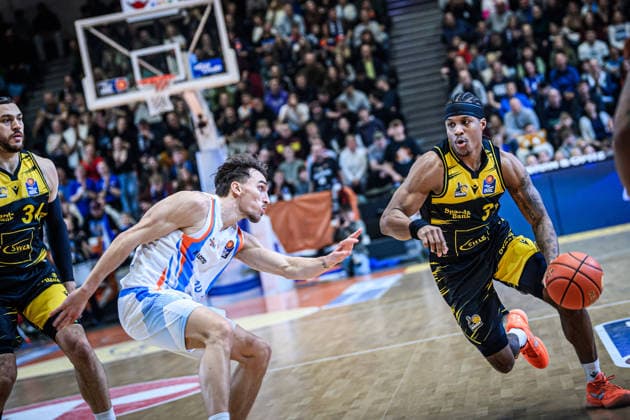 easycredit BBL Basketball Bundesliga 2025 2026 18. Spieltag 31.01.2026 Science City Jena vs MHP RIESEN Ludwigsburg v.re. am Ball Stefan Smith (Ludwigsburg) gegen Kristofer Krause (Jena) Sparkassen Arena