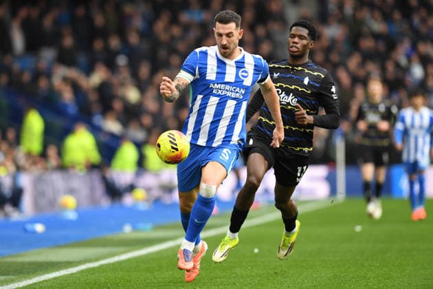 Brighton and Hove Albion v Everton, Premier League Lewis Dunk Defender of Brighton and Hove Albion runs with the ball tracked by Thierno Barry Forward of Everton FC during the Premier League match between Brighton and Hove Albion and Everton at the American Express Stadium, Brighton and Hove, UK on 31 January 2026. Brighton and Hove American Express Stadium East Sussex UK Editorial use only DataCo restrictions apply See www.football-dataco.com , Copyright: xJeffxMoodx PSI-23658-0068