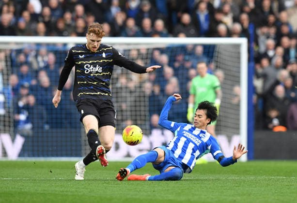 Brighton and Hove Albion v Everton, Premier League Kaoru Mitoma Midfielder of Brighton and Hove Albion slides in to try and win the ball from Jake O Brien Defender of Everton FC during the Premier League match between Brighton and Hove Albion and Everton at the American Express Stadium, Brighton and Hove, UK on 31 January 2026. Brighton and Hove American Express Stadium East Sussex UK Editorial use only DataCo restrictions apply See www.football-dataco.com , Copyright: xJeffxMoodx PSI-23658-0069