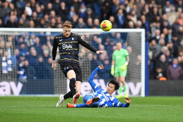 Brighton and Hove Albion v Everton, Premier League Kaoru Mitoma Midfielder of Brighton and Hove Albion slides in to try and win the ball from Jake O Brien Defender of Everton FC during the Premier League match between Brighton and Hove Albion and Everton at the American Express Stadium, Brighton and Hove, UK on 31 January 2026. Brighton and Hove American Express Stadium East Sussex UK Editorial use only DataCo restrictions apply See www.football-dataco.com , Copyright: xJeffxMoodx PSI-23658-0070