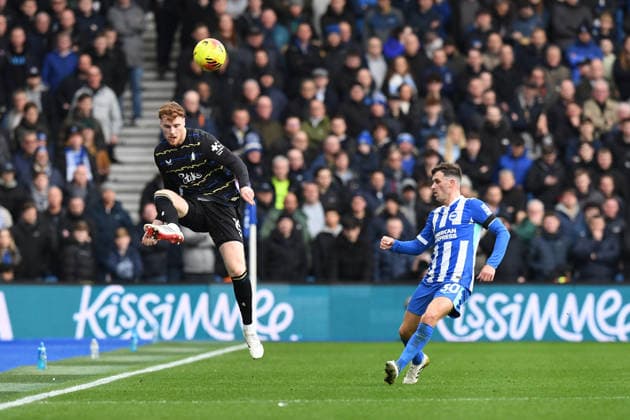 Brighton and Hove Albion v Everton, Premier League Jake O Brien Defender of Everton FC keeps the ball in play under pressure from Pascal Gross Midfielder of Brighton and Hove Albion during the Premier League match between Brighton and Hove Albion and Everton at the American Express Stadium, Brighton and Hove, UK on 31 January 2026. Brighton and Hove American Express Stadium East Sussex UK Editorial use only DataCo restrictions apply See www.football-dataco.com , Copyright: xJeffxMoodx PSI-23658-0072