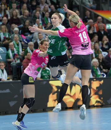 Handball I Frauen I Saison 2025-2026 I 1. HBF I 15. Spieltag I VFL Oldenburg - SV Union Halle-Neustadt I 31.01.2026 Madeleine Östlund (13, SV Union Halle-Neustadt) und Lea Gruber (19, SV Union Halle-Neustadt) in der Verteidigung Oldenburg Kleine EWE-Arena Niedersachsen Deutschland Copyright: xLobeca JonasxBoningx