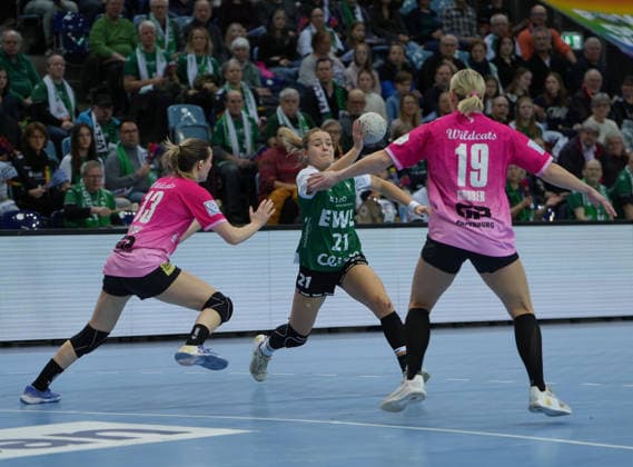 Handball I Frauen I Saison 2025-2026 I 1. HBF I 15. Spieltag I VFL Oldenburg - SV Union Halle-Neustadt I 31.01.2026 Madeleine Östlund (13, SV Union Halle-Neustadt), Joanna Granicka (21, VfL Oldenburg), Lea Gruber (19, SV Union Halle-Neustadt) Oldenburg Kleine EWE-Arena Niedersachsen Deutschland Copyright: xLobeca JonasxBoningx
