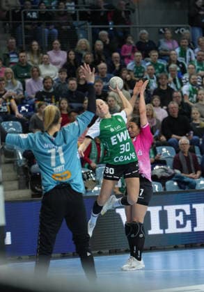 Handball I Frauen I Saison 2025-2026 I 1. HBF I 15. Spieltag I VFL Oldenburg - SV Union Halle-Neustadt I 31.01.2026 Volle Wucht aufs Tor Jenny Behrend (30, VfL Oldenburg) gegen Ela Szott (71, SV Union Halle-Neustadt) Oldenburg Kleine EWE-Arena Niedersachsen Deutschland Copyright: xLobeca JonasxBoningx