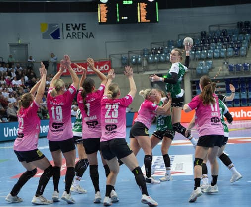 Handball I Frauen I Saison 2025-2026 I 1. HBF I 15. Spieltag I VFL Oldenburg - SV Union Halle-Neustadt I 31.01.2026 Lisa-Marie Fragge (44, VfL Oldenburg) gegen die Wand von SV Union Halle-Neustadt Oldenburg Kleine EWE-Arena Niedersachsen Deutschland Copyright: xLobeca JonasxBoningx