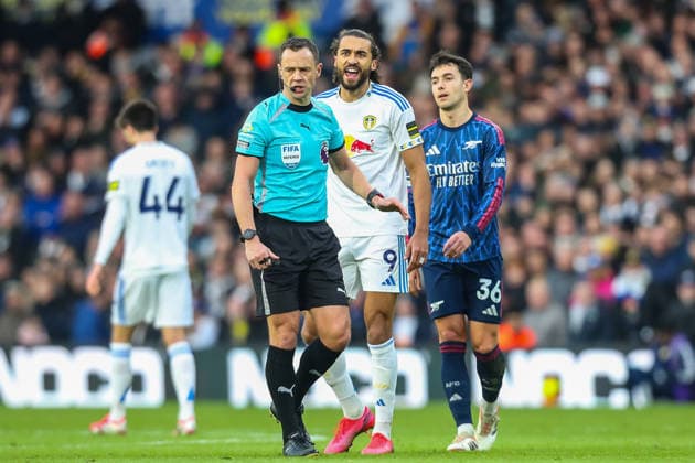 Leeds United v Arsenal, Premier League Dominic Calvert-Lewin Of Leeds United shows frustration towards Referee Stuart Attwell during the Leeds United v Arsenal Premier League match at Elland Road, Leeds, England on 31 January 2026 Credit: Lee Keuneke Every Second Media Editorial use only. All images are copyright Every Second Media Limited. No images may be reproduced without prior permission. All rights reserved. Premier League and Football League images are subject to licensing agreements with Football DataCo Limited. see https: www.football-dataco.com Copyright: xIMAGO EveryxSecondxMediax ESM-1781-0102 LeexKeunekex xEveryxSecondxMediax