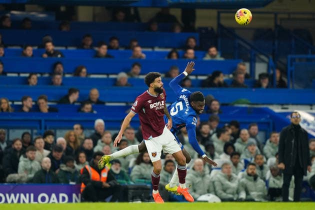 Chelsea v West Ham United, Premier League Pablo of West Ham United and Benoit Badiashile of Chelsea battling for the ball during the Chelsea v West Ham United Premier League match at Stamford Bridge, London, England on 31 January 2026 Credit: Dylan Hepworth Every Second Media Editorial use only. All images are copyright Every Second Media Limited. No images may be reproduced without prior permission. All rights reserved. Premier League and Football League images are subject to licensing agreements with Football DataCo Limited. see https: www.football-dataco.com Copyright: xIMAGO EveryxSecondxMediax ESM-1782-0024 DylanxHepworthx xEveryxSecondxMediax
