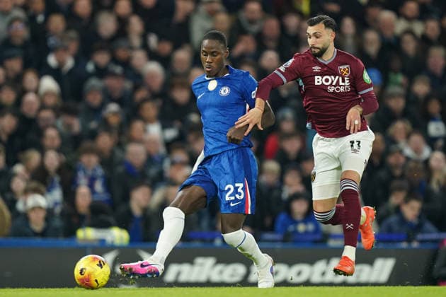 Chelsea v West Ham United, Premier League Trevoh Chalobah of Chelsea under pressure from Valentin Castellanos of West Ham United during the Chelsea v West Ham United Premier League match at Stamford Bridge, London, England on 31 January 2026 Credit: Dylan Hepworth Every Second Media Editorial use only. All images are copyright Every Second Media Limited. No images may be reproduced without prior permission. All rights reserved. Premier League and Football League images are subject to licensing agreements with Football DataCo Limited. see https: www.football-dataco.com Copyright: xIMAGO EveryxSecondxMediax ESM-1782-0025 DylanxHepworthx xEveryxSecondxMediax