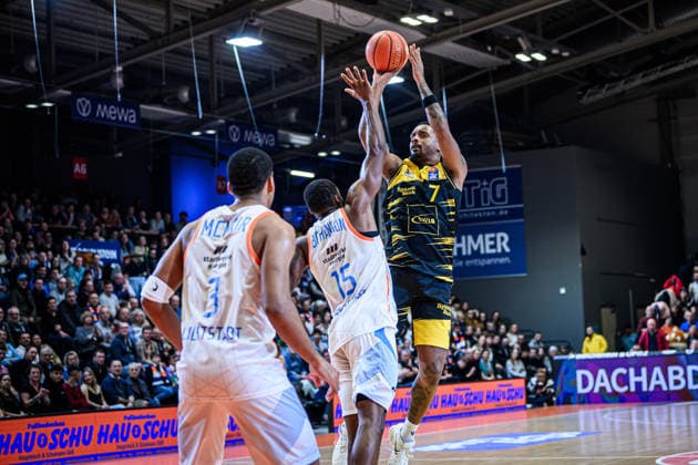 easycredit BBL Basketball Bundesliga 2025 2026 18. Spieltag 31.01.2026 Science City Jena vs MHP RIESEN Ludwigsburg v.re. Elijah Hughes (Lubu) beim Wurf gegen Keith Braxton (Jena) Sparkassen Arena