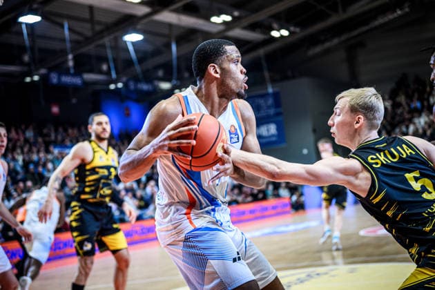 easycredit BBL Basketball Bundesliga 2025 2026 18. Spieltag 31.01.2026 Science City Jena vs MHP RIESEN Ludwigsburg v.li. im Duell um den Ball Will McNair (Jena) vs Toms Skuja (Lubu) Sparkassen Arena