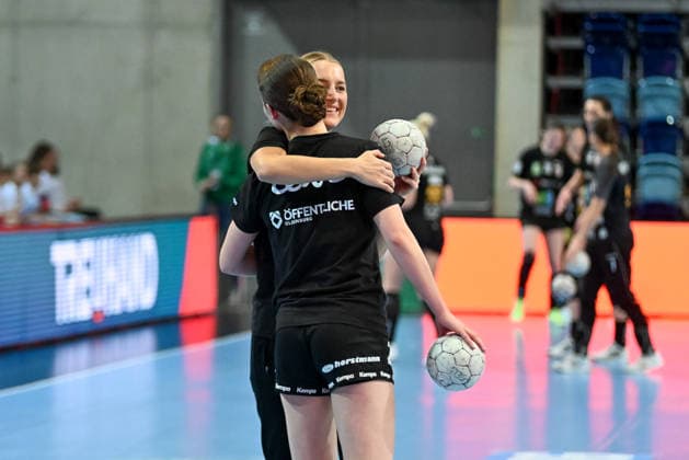 Lisa Borutta (VfL Oldenburg, 02) und Pam Korsten (VfL Oldenburg, 26 verdeckt) umarmen sich VfL Oldenburg vs. SV Union Halle-Neustadt, ALSCO Handball Bundesliga Frauen, 15. Spieltag, Saison 2025 2026, 31.01.2026, VfL Oldenburg vs. SV Union Halle-Neustadt, ALSCO Handball Bundesliga Frauen, 15. Spieltag, Saison 2025 2026, 31.01.2026 Oldenburg Copyright: xEibner-Pressefoto RobertxGertzenx EP_RGN