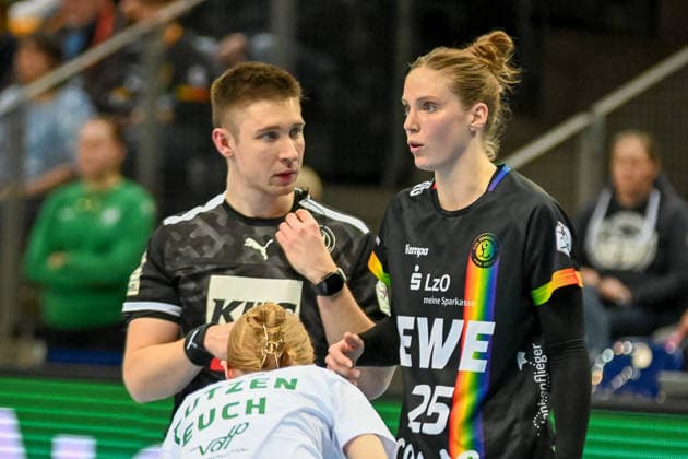Madita Kohorst (VfL Oldenburg, 25) im Gespraech mit Schiedsrichter Marvin Cesnik VfL Oldenburg vs. SV Union Halle-Neustadt, ALSCO Handball Bundesliga Frauen, 15. Spieltag, Saison 2025 2026, 31.01.2026, VfL Oldenburg vs. SV Union Halle-Neustadt, ALSCO Handball Bundesliga Frauen, 15. Spieltag, Saison 2025 2026, 31.01.2026 Oldenburg Copyright: xEibner-Pressefoto RobertxGertzenx EP_RGN