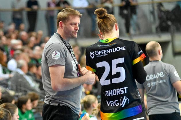 Christoph Dannigkeit (VfL Oldenburg, Torwarttrainer) im Gespraech mit Madita Kohorst (VfL Oldenburg, 25) VfL Oldenburg vs. SV Union Halle-Neustadt, ALSCO Handball Bundesliga Frauen, 15. Spieltag, Saison 2025 2026, 31.01.2026, VfL Oldenburg vs. SV Union Halle-Neustadt, ALSCO Handball Bundesliga Frauen, 15. Spieltag, Saison 2025 2026, 31.01.2026 Oldenburg Copyright: xEibner-Pressefoto RobertxGertzenx EP_RGN