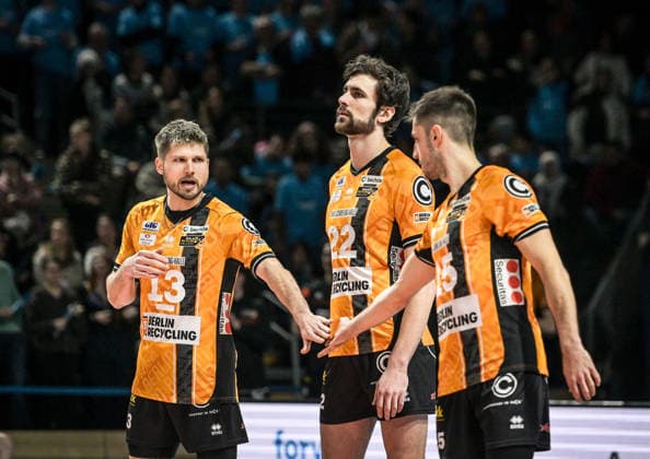 31.01.2026, xlakx, Volleyball 1.Bundesliga Herren, BR Volleys - FT 1844 Freiburg v.l. Ruben Schott (BR Volleys), Jake Hanes (BR Volleys), Moritz Reichert (BR Volleys) abklatschen Berlin