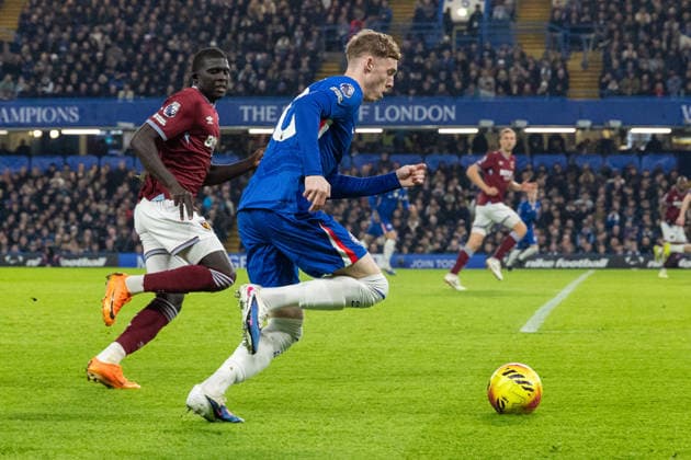 Chelsea v West Ham United, Premier League Chelsea midfielder Cole Palmer (10) and West Ham United defender El Hadji Malick Diouf (12) chase the ball during the Premier League match between Chelsea and West Ham United at Stamford Bridge, London, UK on 31 January 2026. London Stamford Bridge Greater London UK Editorial use only DataCo restrictions apply See www.football-dataco.com , Copyright: xToyinxOshodix PSI-23659-0011