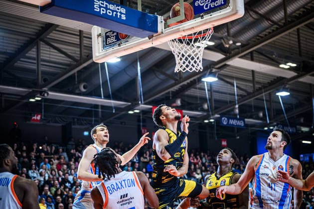 easycredit BBL Basketball Bundesliga 2025 2026 18. Spieltag 31.01.2026 Science City Jena vs MHP RIESEN Ludwigsburg Mitte: Brandon Tischler (Lubu) mit dem erfolgreichen Korbleger, 4 Gegenspieler von Jena können nicht eingreifen Sparkassen Arena