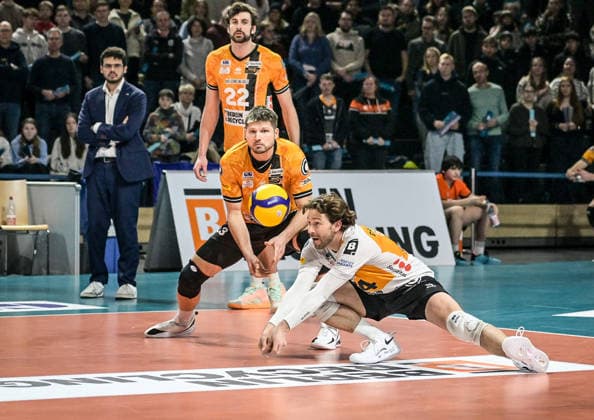 31.01.2026, xlakx, Volleyball 1.Bundesliga Herren, BR Volleys - FT 1844 Freiburg v.l. Alexandre Leal (BR Volleys Trainer), Jake Hanes (BR Volleys), Ruben Schott (BR Volleys), Kyle Dagostino (BR Volleys) Spielszene Berlin