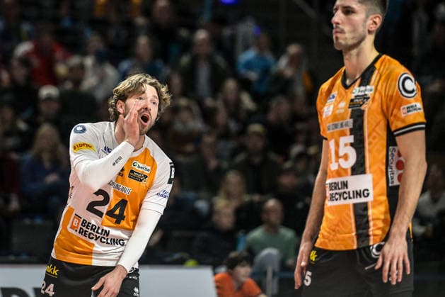31.01.2026, xlakx, Volleyball 1.Bundesliga Herren, BR Volleys - FT 1844 Freiburg v.l. Kyle Dagostino (BR Volleys), Moritz Reichert (BR Volleys) gibt Anweisungen, gestikuliert mit den Armen, gesticulate, gives instructions Berlin