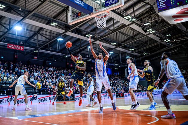 easycredit BBL Basketball Bundesliga 2025 2026 18. Spieltag 31.01.2026 Science City Jena vs MHP RIESEN Ludwigsburg v.li. beim Korbleger Stefan Smith (Lubu) vs Will McNair (Jena) Sparkassen Arena