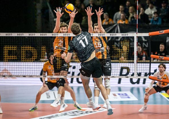 31.01.2026, xlakx, Volleyball 1.Bundesliga Herren, BR Volleys - FT 1844 Freiburg v.l.Matthew Knigge (BR Volleys), Milles (FT 1844 Freiburg), Jake Hanes (BR Volleys) Block Berlin