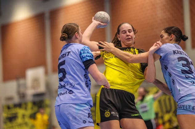 GER, Dortmund, Borussia Dortmund vs HSG Bensheim Auerbach Flames, Alsco Handball Bundesliga Frauen, Handball, DHB, Spielzeit 2025 2026, Sporthalle Wellinghofen, 15. Spieltag im Bild v.l.: Isabell Hurst (HSG Bensheim Auerbach Flames Frauen 5), Guro Nestaker (Borussia Dortmund Handball 33), Lucie-Marie Kretzschmar (HSG Bensheim Auerbach Flames Frauen 29), Zweikampf DFB DFL REGULATIONS PROHIBIT ANY USE OF PHOTOGRAPHS AS IMAGE SEQUENCES AND OR QUASI-VIDEO, 31.01.2026 Copyright: HMBxMedia HendrikxHamelau