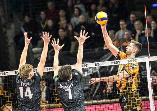 31.01.2026, xlakx, Volleyball 1.Bundesliga Herren, BR Volleys - FT 1844 Freiburg v.l. Charles Figy (FT 1844 Freiburg), Lorenz Rudolf (FT 1844 Freiburg), Moritz Reichert (BR Volleys) Angriff Berlin