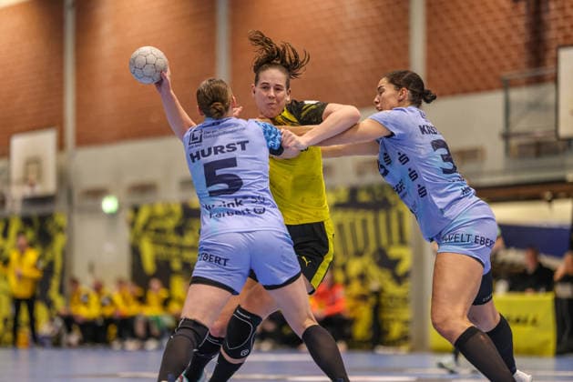 GER, Dortmund, Borussia Dortmund vs HSG Bensheim Auerbach Flames, Alsco Handball Bundesliga Frauen, Handball, DHB, Spielzeit 2025 2026, Sporthalle Wellinghofen, 15. Spieltag im Bild v.l.: Isabell Hurst (HSG Bensheim Auerbach Flames Frauen 5), Guro Nestaker (Borussia Dortmund Handball 33), Lucie-Marie Kretzschmar (HSG Bensheim Auerbach Flames Frauen 29), Zweikampf DFB DFL REGULATIONS PROHIBIT ANY USE OF PHOTOGRAPHS AS IMAGE SEQUENCES AND OR QUASI-VIDEO, 31.01.2026 Copyright: HMBxMedia HendrikxHamelau