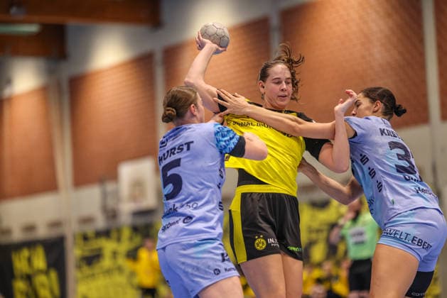 GER, Dortmund, Borussia Dortmund vs HSG Bensheim Auerbach Flames, Alsco Handball Bundesliga Frauen, Handball, DHB, Spielzeit 2025 2026, Sporthalle Wellinghofen, 15. Spieltag im Bild v.l.: Isabell Hurst (HSG Bensheim Auerbach Flames Frauen 5), Guro Nestaker (Borussia Dortmund Handball 33), Lucie-Marie Kretzschmar (HSG Bensheim Auerbach Flames Frauen 29), Zweikampf DFB DFL REGULATIONS PROHIBIT ANY USE OF PHOTOGRAPHS AS IMAGE SEQUENCES AND OR QUASI-VIDEO, 31.01.2026 Copyright: HMBxMedia HendrikxHamelau