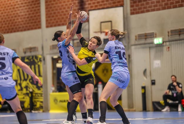 GER, Dortmund, Borussia Dortmund vs HSG Bensheim Auerbach Flames, Alsco Handball Bundesliga Frauen, Handball, DHB, Spielzeit 2025 2026, Sporthalle Wellinghofen, 15. Spieltag im Bild v.l.: Lucie-Marie Kretzschmar (HSG Bensheim Auerbach Flames Frauen 29), Alina Grijseels (Borussia Dortmund Handball 4), Matilda Ehlert (HSG Bensheim Auerbach Flames Frauen 10) DFB DFL REGULATIONS PROHIBIT ANY USE OF PHOTOGRAPHS AS IMAGE SEQUENCES AND OR QUASI-VIDEO, 31.01.2026 Copyright: HMBxMedia HendrikxHamelau