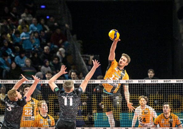 31.01.2026, xlakx, Volleyball 1.Bundesliga Herren, BR Volleys - FT 1844 Freiburg v.l. Yannick Harms (FT 1844 Freiburg), Karl Klehm (FT 1844 Freiburg), Florian Krage-Brewitz (BR Volleys) Angriff Berlin
