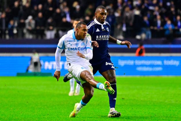 FOOTBALL : Paris FC vs Marseille - Ligue 1 - 31 01 2026 Igor Paixao ( 14 - Olympique Marseille ) and Adama CAMARA ( 17 - PFC ) during the Ligue 1 match between Paris FC and Olympique de Marseille at Stade Jean Bouin on January 31, 2026 in Paris, France. ( Photo by Federico Pestellini PsnewZ ) - ParisFrance  Copyright: xFedericoxPestellinix