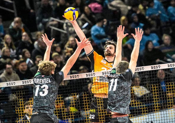 31.01.2026, xlakx, Volleyball 1.Bundesliga Herren, BR Volleys - FT 1844 Freiburg v.l. Jannik Brentel (FT 1844 Freiburg), Jake Hanes (BR Volleys), Karl Klehm (FT 1844 Freiburg) Angriff Berlin